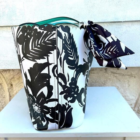 ***Trina Trina Turk Turquoise Scallop Tote Reversible (BG) - Picture 4 of 10